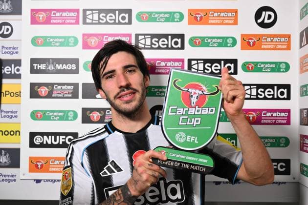 Sandro Tonali of Newcastle United receives Man of the Match Award Newcastle United v Tottenham Hotspur, EFL Carabao Cup, Fourth Round, Football, St James Park, Newcastle, UK - 29 Oct 2025Newcastle St James Park United Kingdom EDITORIAL USE ONLY No use with unauthorised audio, video, data, fixture lists, club league logos or live services. Online in-match use limited to 120 images, no video emulation. No use in betting, games or single club league player publications.  Copyright: xRichardxLee Shutterstockx 15627852br