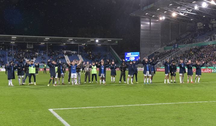 29 10 2025, xblx, Fußball DFB Pokal 2 Runde, SV Darmstadt 98 FC Schalke 04 v l Darmstadt feiern den Sieg mit den Fans DFL DFB REGULATIONS PROHIBIT ANY USE OF PHOTOGRAPHS as IMAGE SEQUENCES and or QUASI VIDEO Darmstadt