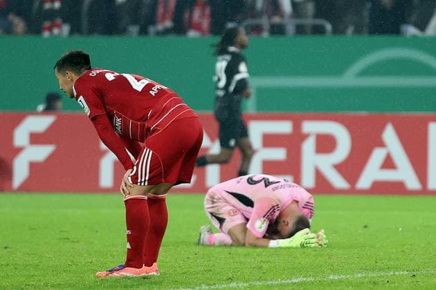 29 10 2025, xrekx, Fußball DFB Pokal 2 Runde, Fortuna Duesseldorf SC Freiburg v l Torjubel nach dem Tor zum celebrating the goal celebrate 1 3 durch Derry Scherhant SC Freiburg Florian Kastenmeier Fortuna Duesseldorf Shinta Appelkamp Fortuna Duesseldorf enttaeuscht, disappointed, looks disappointed, sad, frustrated, dejected, disappointed, sad, frustrated DFL DFB REGULATIONS PROHIBIT ANY USE OF PHOTOGRAPHS as IMAGE SEQUENCES and or QUASI VIDEO Duesseldorf