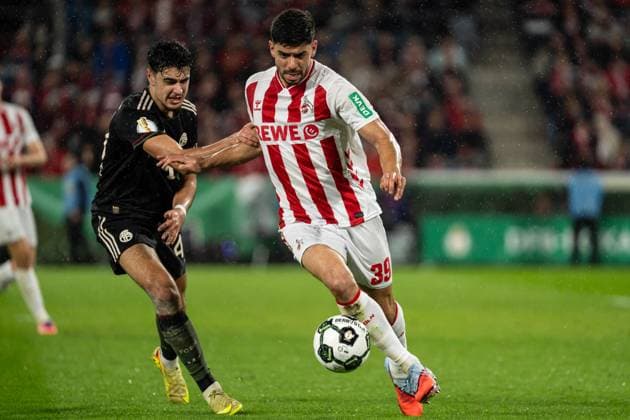 GER, DFB Pokal 2 Runde, 1 FC Köln vs FC Bayern München Muenchen 29 10 2025, RheinEnergieSTADION, Köln, GER, DFB Pokal 2 Runde, 1 FC Köln vs FC Bayern München Muenchen im Bild Zweikampf zwischen Cenk Özkacar Oezkacar 1 FC Köln Koeln, 39 und Aleksandar PavloviÄ‡ Pavlovic FC Bayern München Muenchen, 45 nordphotoxGmbHxx xChristianxSchulze nph000300