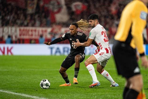 GER, DFB Pokal 2 Runde, 1 FC Köln vs FC Bayern München Muenchen 29 10 2025, RheinEnergieSTADION, Köln, GER, DFB Pokal 2 Runde, 1 FC Köln vs FC Bayern München Muenchen im Bild Zweikampf zwischen Sacha Boey FC Bayern München Muenchen, 23 und Cenk Özkacar Oezkacar 1 FC Köln Koeln, 39 nordphotoxGmbHxx xChristianxSchulze nph000300