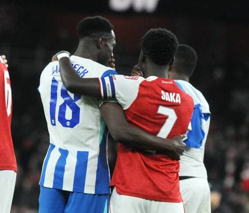 Football - 2025 2026 EFL Carabao Cup - Round Four - Arsenal vs Brighton & Hove Albion - Emirates stadium - Wednesday 29th October 2025 Ex Arsenal player, Danny Welbeck and Bukayo Saka of Arsenal embrace after the match COLORSPORT Andrew Cowie 