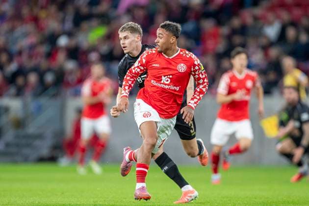 GER, Mainz, Soccer, DFB Cup, 2nd main round, FSV Mainz 05 vs VFB Stuttgart in the picture from l Armindo Sieb FSV Mainz 05 11 , Ramon Hendriks VFB Stuttgart 03 , running duel 29 10 2025, MEWA Arena Mainz DFB REGULATIONS PROHIBIT ANY USE OF PHOTOGRAPHS AS IMAGE SEQUENCES AND OR QUASI VIDEO, Copyright: HMBxMedia PaulxFritz
