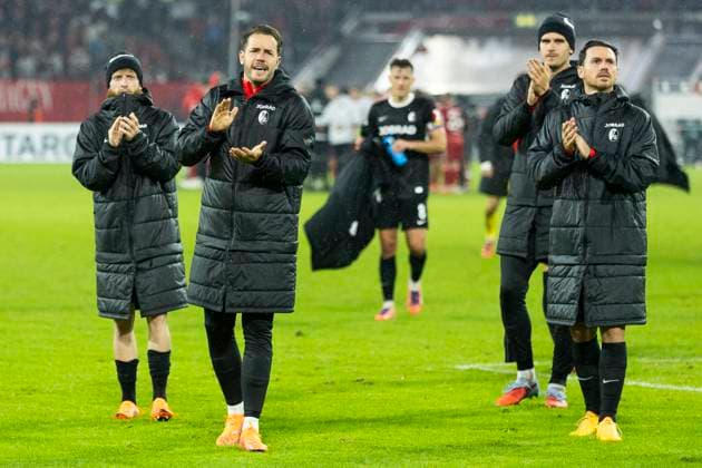 DUESSELDORF, GERMANY - OCTOBER 29: Niklas Beste (SC Freiburg, 19), Christian Guenter (SC Freiburg, 30), Igor Matanovic (SC Freiburg, 31) and Nicolas Hoefler (SC Freiburg, 27) celebrating in front of the away fans after the DFB Pokal match between Fortuna Duesseldorf and SC Freiburg in the second round of DFB Pokal at Merkur-Spiel-Arena on October 29, 2025 in Duesseldorf, Germany. DFL regulations prohibit any use of photographs as image sequences and or quasi-video NRW Deutschland Copyright: xBEAUTIFULxSPORTS Meuselx