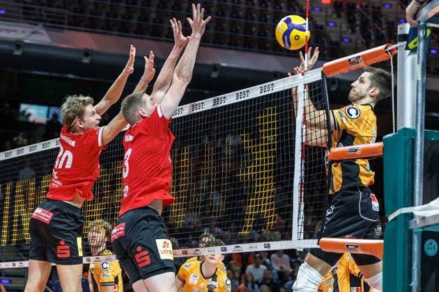 29 10 25, Berlin, Volleyball 1 Bundesliga, Men, Matchday 3, BR Volleys SV Warnemuende, Max Schmeling Halle Moritz Reichert Berlin Volleys plays the ball against the block of Josef Guenther SV Warnemuende and Jan Wawrzyniak SV Warnemuende BR Volleys SV Warnemuende
