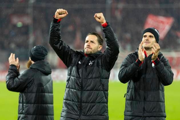 DFB Pokal, Fortuna Duesseldorf vs SC Freiburg, 29 10 2025 DUESSELDORF, GERMANY OCTOBER 29 Christian Guenter SC Freiburg, 30 and Igor Matanovic SC Freiburg, 31 celebrating in front of the away fans after the DFB Pokal match between Fortuna Duesseldorf and SC Freiburg in the second round of DFB Pokal at Merkur Spiel Arena on October 29, 2025 in Duesseldorf, Germany DFL regulations prohibit any use of photographs as image sequences and or quasi video Copyright: xBEAUTIFULxSPORTS Meuselx