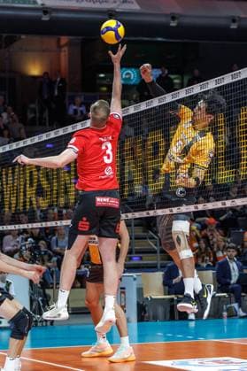 29 10 25, Berlin, Volleyball 1 Bundesliga, Men, Matchday 3, BR Volleys SV Warnemuende, Max Schmeling Halle Jan Wawrzyniak SV Warnemuende plays the ball against the block from Nehemiah Mote Berlin Volleys BR Volleys SV Warnemuende
