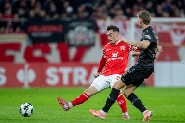 GER, Mainz, Soccer, DFB Cup, 2nd main round, FSV Mainz 05 vs VFB Stuttgart in the picture from l Paul Nebel FSV Mainz 05 08 , Ramon Hendriks VFB Stuttgart 03 , duel 29 10 2025, MEWA Arena Mainz DFB REGULATIONS PROHIBIT ANY USE OF PHOTOGRAPHS AS IMAGE SEQUENCES AND OR QUASI VIDEO, Copyright: HMBxMedia PaulxFritz