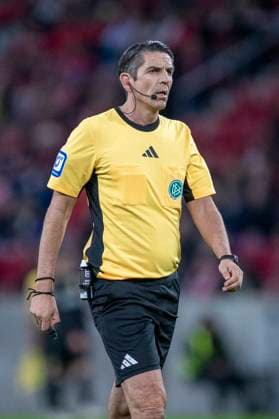 GER, Mainz, Soccer, DFB Cup, 2nd main round, FSV Mainz 05 vs VFB Stuttgart in picture f l Deniz Aytekin referee 29 10 2025, MEWA Arena Mainz DFB REGULATIONS PROHIBIT ANY USE OF PHOTOGRAPHS AS IMAGE SEQUENCES AND OR QUASI VIDEO, Copyright: HMBxMedia PaulxFritz