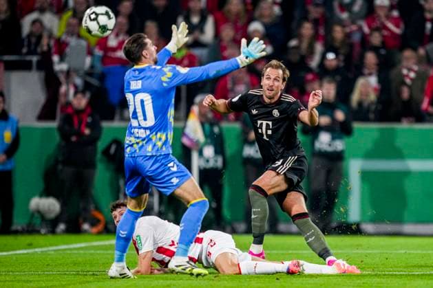COLOGNE, GERMANY - OCTOBER 29: Harry Kane of Bayern Munchen shoots at goal and scores the second goal and passing the 1.FC Koln goalkeeper Ron-Robert Zieler during the DFB Cup match between 1. FC Koln and FC Bayern Munchen at RheinEnergieStadion on October 29, 2025 in Cologne, Germany. (Photo by Rene Nijhuis) SPO  Copyright: xRenexNijhuis