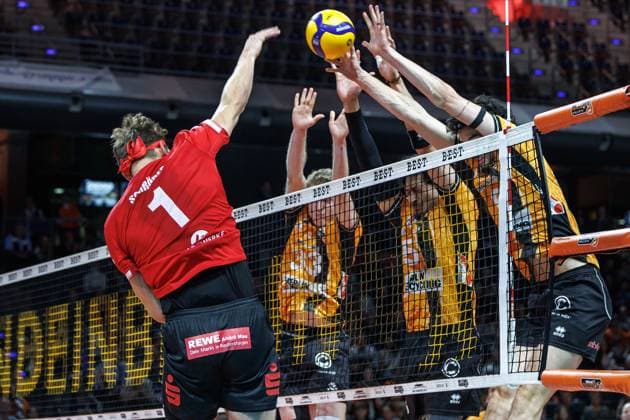 29 10 25, Berlin, Volleyball 1 Bundesliga, Men, Matchday 3, BR Volleys SV Warnemuende, Max Schmeling Halle Soeren Schroeder SV Warnemuende plays the ball against the block of Fedor Ivanov Berlin Volleys ,Nehemiah Mote Berlin Volleys andNolan Flexen Berlin Volleys BR Volleys SV Warnemuende