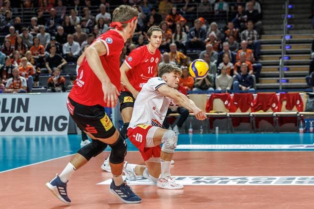 29 10 25, Berlin, Volleyball 1 Bundesliga, Men, Matchday 3, BR Volleys SV Warnemuende, Max Schmeling Halle Leon Pohl SV Warnemuende takes the ball BR Volleys SV Warnemuende
