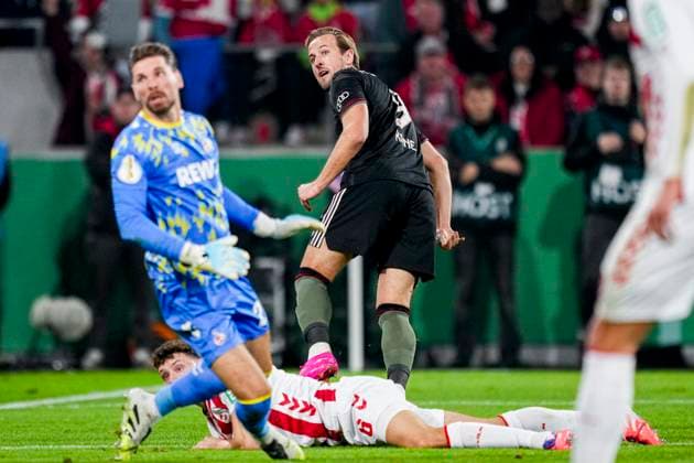 COLOGNE, GERMANY - OCTOBER 29: Harry Kane of Bayern Munchen shoots at goal and scores the second goal and passing the 1.FC Koln goalkeeper Ron-Robert Zieler during the DFB Cup match between 1. FC Koln and FC Bayern Munchen at RheinEnergieStadion on October 29, 2025 in Cologne, Germany. (Photo by Rene Nijhuis) SPO  Copyright: xRenexNijhuis
