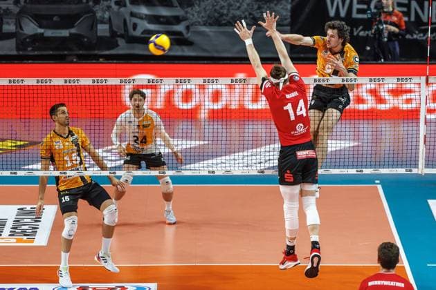 29 10 25, Berlin, Volleyball 1 Bundesliga, Men, Matchday 3, BR Volleys SV Warnemuende, Max Schmeling Halle v9 plays the ball over the net BR Volleys SV Warnemuende