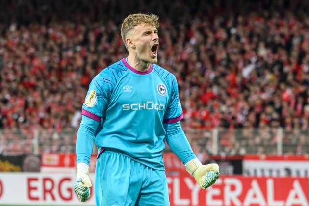 in the picture from l Jonas Kersken Arminia Bielefeld, 01 , GER, Berlin, 1 FC Union Berlin vs Arminia Bielefeld DFB Pokal , Bundesliga, Football, DFB, Spielzeit 2025 2026, Alte Foersterei, DFB DFL REGULATIONS PROHIBIT ANY USE OF PHOTOGRAPHS AS IMAGE SEQUENCES AND OR QUASI VIDEO, 29 10 25, Copyright: HMBxMedia UwexKoch