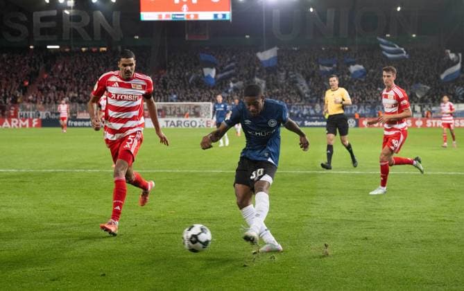 Soccer, Men, Season 2025 2026, DFB Pokal 2 Round , 1 FC Union Berlin Arminia Bielefeld, v l Danilho Doekhi 1 FC Union , Chance Isaiah Young Arminia Bielefeld , 29 10 2025, Copyright: xMatthiasxKochx