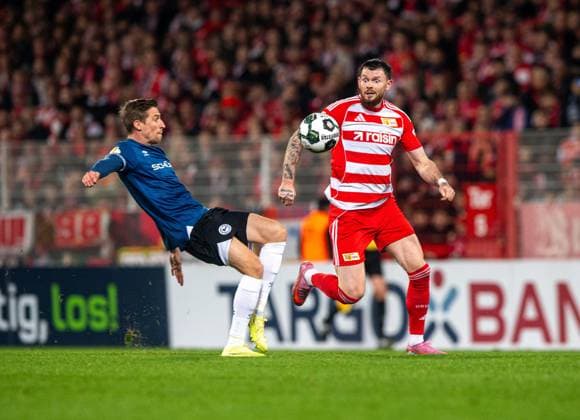 Soccer, Men, Season 2025 2026, DFB Pokal 2 Round , 1 FC Union Berlin DSC Arminia Bielefeld, f l Arne Sicker Bielefeld , Oliver Burke 1 FC Union Berlin , 29 10 2025, Copyright: xSebastianxRäppold MatthiasxKochx