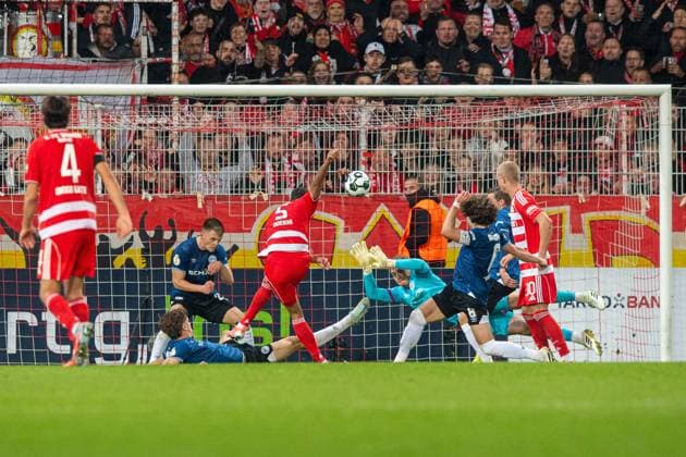 Soccer, Men, Season 2025 2026, DFB Pokal 2 Round , 1 FC Union Berlin DSC Arminia Bielefeld, Danilho Doekhi 1 FC Union Berlin scores the goal to 2 1 against Leon Schneider Bielefeld , Goalkeeper Jonas Kersken Bielefeld , Mael Corboz Bielefeld and Arne Sicker Bielefeld , 29 10 2025, Copyright: xSebastianxRäppold MatthiasxKochx