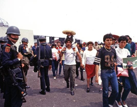 31.05.86 Bulgarien - Italien Mexiko, Mexiko-Stadt, 31.05.1986, Fussball, FIFA WM 1986 in Mexiko, Eröffnungsspiel, Bulgarien - Italien (1:1): Fans und Polizei vor dem Stadion. *** 31 05 86 Bulgaria Italy Mexico, Mexico City, 31 05 1986, Soccer, FIFA World Cup 1986 in Mexico, Opening match, Bulgaria Italy 1 1 Fans and police in front of the stadium