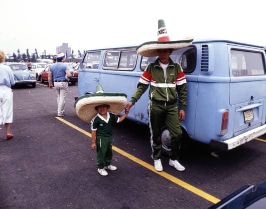 31.05.86 Bulgarien - Italien Mexiko, Mexiko-Stadt, 31.05.1986, Fussball, FIFA WM 1986 in Mexiko, Eröffnungsspiel, Bulgarien - Italien (1:1): Fans mit Sombrero vor dem Stadion im Auto Kind Mann VW Bus. *** 31 05 86 Bulgaria Italy Mexico, Mexico City, 31 05 1986, Soccer, FIFA World Cup 1986 in Mexico, opening match, Bulgaria Italy 1 1 fans with sombrero in front of the stadium in the car child man VW bus