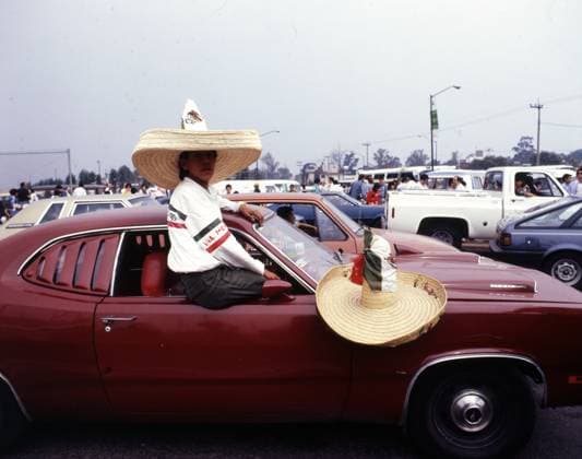 31.05.86 Bulgarien - Italien Mexiko, Mexiko-Stadt, 31.05.1986, Fussball, FIFA WM 1986 in Mexiko, Eröffnungsspiel, Bulgarien - Italien (1:1): Fans mit Sombrero vor dem Stadion im Auto. *** 31 05 86 Bulgaria Italy Mexico, Mexico City, 31 05 1986, Soccer, FIFA World Cup 1986 in Mexico, Opening match, Bulgaria Italy 1 1 Fans with sombrero in front of the stadium in the car