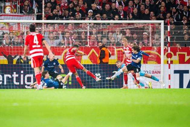 30 10 2025 Soccer, 2025 2026, 2 Main Round, 1 FC Union Berlin DSC Arminia Bielefeld M Danilho Doekhi Union Berlin scores the goal to 2 1 before Jonas Kersken Bielefeld DFB REGULATIONS PROHIBIT ANY USE OF PHOTOGRAPHS AS IMAGE SEQUENCES AND OR QUASI VIDEO