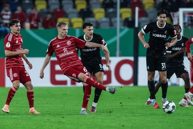 Sport, Football, DFB Pokal Season 2025 2026 2 Round Fortuna Düsseldorf SC Freiburg 29 10 2025, MERKUR SPIEL ARENA Tim Breithaupt Fortuna Düsseldorf, 6 Maximilian Eggestein SC Freiburg, 8 Düsseldorf MERKUR SPIEL ARENA North Rhine-Westphalia Germany