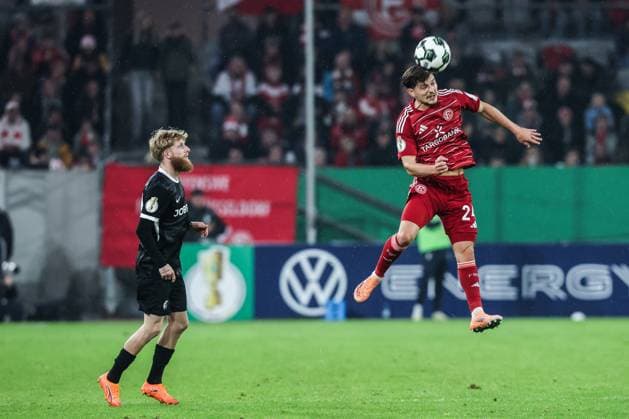 Sport, Football, DFB Pokal Season 2025 2026 2 Round Fortuna Düsseldorf SC Freiburg 29 10 2025, MERKUR SPIEL ARENA Niklas Beste SC Freiburg, 19 Florent Muslija Fortuna Düsseldorf, 24 Düsseldorf MERKUR SPIEL ARENA North Rhine-Westphalia Germany