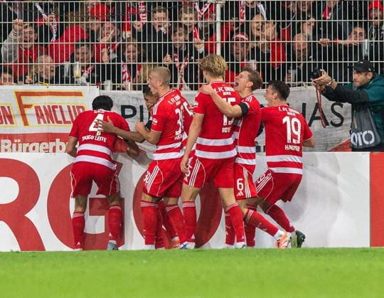 Fußball, Herren, Saison 2025 2026, DFB-Pokal (2. Runde), 1. FC Union Berlin - DSC Arminia Bielefeld, v. l. Diogo Leite (1. FC Union Berlin), Danilho Doekhi (1. FC Union Berlin), Dmytro Bogdanov (1. FC Union Berlin), Tom Rothe (1. FC Union Berlin), u6 , Janik Haberer (1. FC Union Berlin), Jubel nach Tor zum 2:1, 29.10.2025, Copyright: xSebastianxRäppold MatthiasxKochx