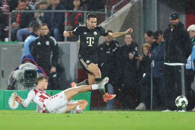Joel Schmied (1. FC Koeln) und Raphael Guerreiro (FC Bayern München) im Zweikampf waehrend des DFB-Pokal Spiels 1.FC Köln v FC Bayern München, RheinEnergieStadion am 29. October 2025 in Köln, Deutschland. (Foto von Oliver Kaelke DeFodi Images) +++ Joel Schmied (1. FC Koeln) und Raphael Guerreiro (FC Bayern München) battle for the ball during the DFB-Pokal match between 1.FC Köln v FC Bayern München at RheinEnergieStadion on October 29, 2025 in Cologne, Germany. (Photo by Oliver Kaelke DeFodi Images) (Photo by Oliver Kaelke DeFodi Images) Joel Schmied 1 FC Koeln and Raphael Guerreiro FC Bayern München battle for the ball during the DFB Pokal match between 1 FC Koeln v FC Bayern München, RheinEnergieStadion on October 29, 2025 in Cologne, Germany, Germany Photo by Oliver Kaelke DeFodi Images Joel Schmied 1 FC Koeln und Raphael Guerreiro FC Bayern München battle for the ball during the DFB Pokal match between 1 FC Köln v FC Bayern München at RheinEnergieStadion on October 29, 2025 in Cologne, Germany Photo by Oliver Kaelke DeFodi Images Photo by Oliver Kaelke DeFodi Images