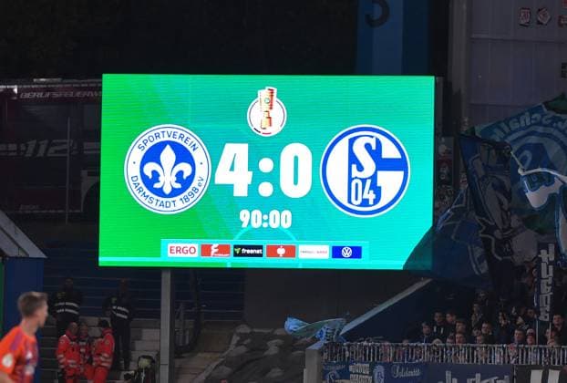 29 10 2025, xblx, Fußball DFB Pokal 2 Runde, SV Darmstadt 98 FC Schalke 04 v l Anzeigetafel, Tafel mit dem Endgebnis, Ergebnis 4 0 DFL DFB REGULATIONS PROHIBIT ANY USE OF PHOTOGRAPHS as IMAGE SEQUENCES and or QUASI VIDEO Darmstadt