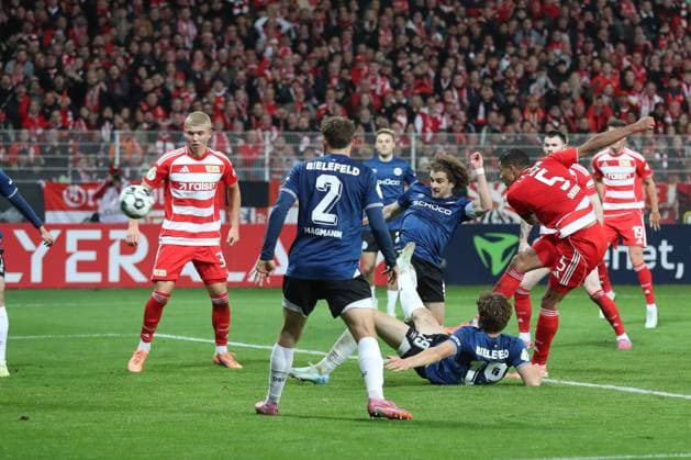 29 10 2025, xtgx, Fußball DFB Pokal 2 Runde Union Berlin Arminia Bielefeld emspor, v l Tor zum 2 1 durch Danilho Doekhi Union Berlin, 5 DFL DFB REGULATIONS PROHIBIT ANY USE OF PHOTOGRAPHS as IMAGE SEQUENCES and or QUASI VIDEO Berlin