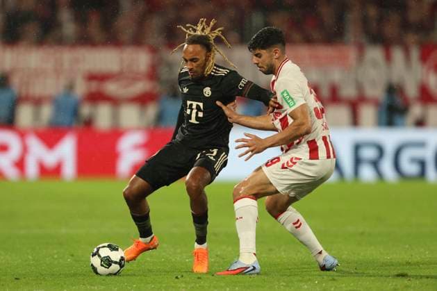 Sacha Boey (FC Bayern München) und Cenk Özkancar (1. FC Koeln) im Zweikampf waehrend des DFB-Pokal Spiels 1.FC Köln v FC Bayern München, RheinEnergieStadion am 29. October 2025 in Köln, Deutschland. (Foto von Oliver Kaelke DeFodi Images) +++ Sacha Boey (FC Bayern München) und Cenk Özkancar (1. FC Koeln) battle for the ball during the DFB-Pokal match between 1.FC Köln v FC Bayern München at RheinEnergieStadion on October 29, 2025 in Cologne, Germany. (Photo by Oliver Kaelke DeFodi Images) (Photo by Oliver Kaelke DeFodi Images) Sacha Boey FC Bayern München and Cenk Özkancar 1 FC Koeln battle for the ball during the DFB Pokal match between 1 FC Köln v FC Bayern München, RheinEnergieStadion on October 29, 2025 in Cologne, Germany, Germany Photo by Oliver Kaelke DeFodi Images Sacha Boey FC Bayern München und Cenk Özkancar 1 FC Koeln battle for the ball during the DFB Pokal match between 1 FC Köln v FC Bayern München at RheinEnergieStadion on October 29, 2025 in Cologne, Germany Photo by Oliver Kaelke DeFodi Images Photo by Oliver Kaelke DeFodi Images
