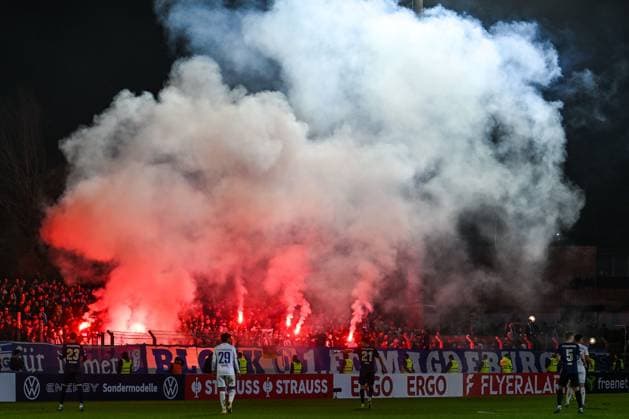 GER, DFB Pokal, FV Illertissen vs 1 FC Magdeburg 29 10 2025, Voehlinstadion, Illertissen, GER, DFB Pokal, FV Illertissen vs 1 FC Magdeburg, in the picture Bengalos and pyrotechnics in the Magdeburg fan block, Ultras nordphotoxGmbHx xHafner nph00200