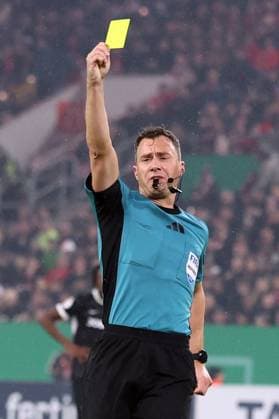29 10 2025, xrekx, Soccer DFB Pokal 2 Round, Fortuna Duesseldorf SC Freiburg v l Referee Referee Felix Zwayer DFL DFB REGULATIONS PROHIBIT ANY USE OF PHOTOGRAPHS as IMAGE SEQUENCES and or QUASI VIDEO Duesseldorf