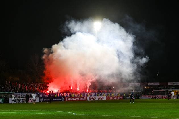 GER, DFB Pokal, FV Illertissen vs 1 FC Magdeburg 29 10 2025, Voehlinstadion, Illertissen, GER, DFB Pokal, FV Illertissen vs 1 FC Magdeburg, in the picture Bengalos and pyrotechnics in the Magdeburg fan block, Ultras nordphotoxGmbHx xHafner nph00200