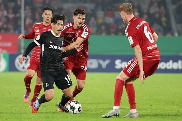 29 10 2025, xrekx, Fußball DFB Pokal 2 Runde, Fortuna Duesseldorf SC Freiburg v l Yuito Suzuki SC Freiburg Florent Muslija Fortuna Duesseldorf Zweikampf, Aktion, action, battle for the ball Foulspiel DFL DFB REGULATIONS PROHIBIT ANY USE OF PHOTOGRAPHS as IMAGE SEQUENCES and or QUASI VIDEO Duesseldorf