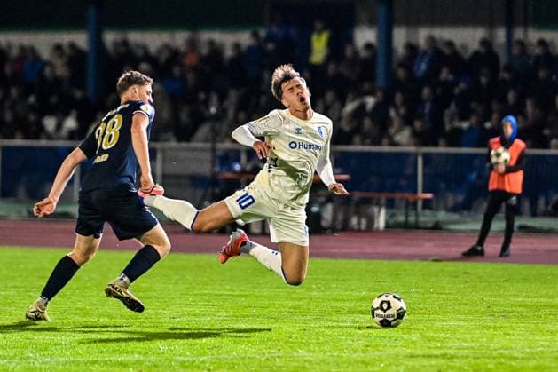 GER, DFB Pokal, FV Illertissen vs 1 FC Magdeburg 29 10 2025, Voehlinstadion, Illertissen, GER, DFB Pokal, FV Illertissen vs 1 FC Magdeburg, in the picture foul by Maximilian Neuberger Illertissen, 38 on Noah Phil Pesch Magdeburg, 10 nordphotoxGmbHx xHafner nph00200