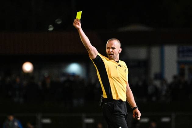 GER, DFB Pokal, FV Illertissen vs 1 FC Magdeburg 29 10 2025, Voehlinstadion, Illertissen, GER, DFB Pokal, FV Illertissen vs 1 FC Magdeburg, in the picture referee Patrick Schwengers shows the yellow card nordphotoxGmbHx xHafner nph00200
