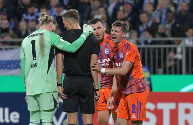 29 10 2025, xblx, Fußball DFB Pokal 2 Runde, SV Darmstadt 98 FC Schalke 04 v l Loris Karius FC Schalke 04 , Schiedsrichter Felix Bickel, Hasan Kurucay FC Schalke 04 , Felipe Sanchez FC Schalke 04 DFL DFB REGULATIONS PROHIBIT ANY USE OF PHOTOGRAPHS as IMAGE SEQUENCES and or QUASI VIDEO Darmstadt