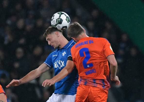 29 10 2025, xblx, Fußball DFB Pokal 2 Runde, SV Darmstadt 98 FC Schalke 04 v l Bartosz Bialek SV Darmstadt 98 , Felipe Sanchez FC Schalke 04 DFL DFB REGULATIONS PROHIBIT ANY USE OF PHOTOGRAPHS as IMAGE SEQUENCES and or QUASI VIDEO Darmstadt