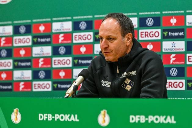 GER, DFB Pokal, FV Illertissen vs 1 FC Magdeburg 29 10 2025, Voehlinstadion, Illertissen, GER, DFB Pokal, FV Illertissen vs 1 FC Magdeburg, in the picture Holger Bachthaler Illertissen , Press conference after the end of the match nordphotoxGmbHx xHafner nph00200