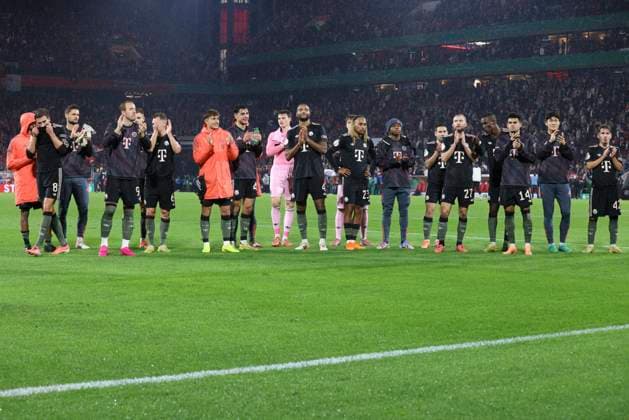 Team von FC Bayern München Schlussjubel, jubelt nach dem 1:4 Sieg waehrend des DFB-Pokal Spiels 1.FC Köln v FC Bayern München, RheinEnergieStadion am 29. October 2025 in Köln, Deutschland. (Foto von Oliver Kaelke DeFodi Images) +++ Team von FC Bayern München celebrate after winning during the DFB-Pokal match between 1.FC Köln v FC Bayern München at RheinEnergieStadion on October 29, 2025 in Cologne, Germany. (Photo by Oliver Kaelke DeFodi Images) (Photo by Oliver Kaelke DeFodi Images) Team of FC Bayern Munich celebrate after winning during the DFB Pokal match between 1 FC Köln v FC Bayern München at RheinEnergieStadion on October 29, 2025 in Cologne, Germany, Germany Photo by Oliver Kaelke DeFodi Images Team of FC Bayern München celebrate after winning during the DFB Pokal match between 1 FC Köln v FC Bayern München at RheinEnergieStadion on October 29, 2025 in Cologne, Germany Photo by Oliver Kaelke DeFodi Images Photo by Oliver Kaelke DeFodi Images