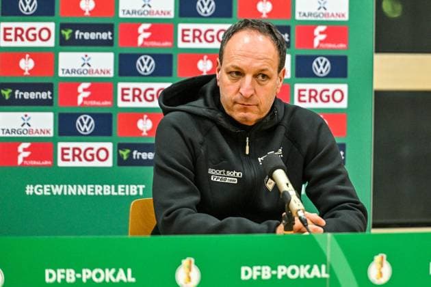 GER, DFB Pokal, FV Illertissen vs 1 FC Magdeburg 29 10 2025, Voehlinstadion, Illertissen, GER, DFB Pokal, FV Illertissen vs 1 FC Magdeburg, in the picture Holger Bachthaler Illertissen , Press conference after the end of the match nordphotoxGmbHx xHafner nph00200