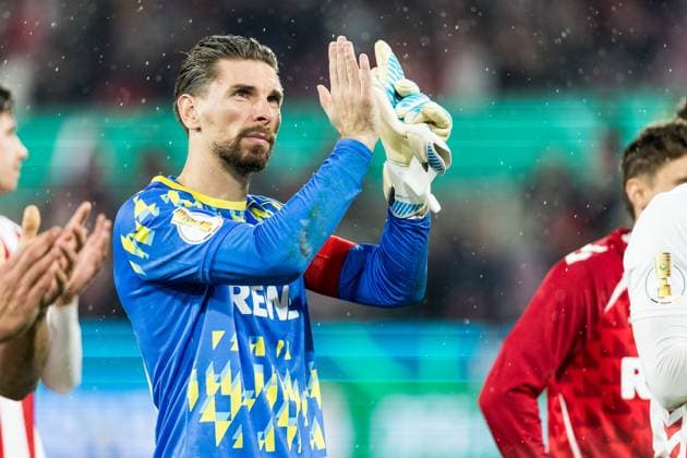 COLOGNE, GERMANY - OCTOBER 29: Ron-Robert Zieler (1. FC Koeln, 20) clapping for the fans after the DFB Pokal match between 1. FC Koeln vs. FC Bayern Muenchen at RheinEnergiestadion on matchday 2 of DFB Pokal on October 28, 2025 in Cologne, Germany. DFB REGULATIONS PROHIBIT ANY USE OF PHOTOGRAPHS AS IMAGE SEQUENCES AND OR QUASI-VIDEO. North Rhine Westphalia Germany Copyright: xBEAUTIFULxSPORTS Wunderlx