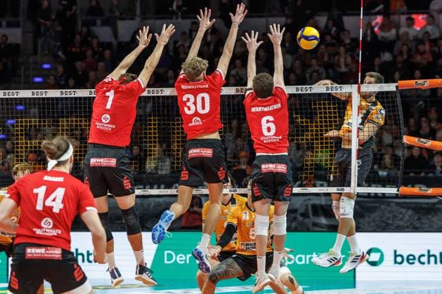 29 10 25, Berlin, Volleyball 1 Bundesliga, Men, Matchday 3, BR Volleys SV Warnemuende, Max Schmeling Halle Moritz Reichert Berlin Volleys plays the ball against the block from Soeren Schroeder SV Warnemuende , Jan Wawrzyniak SV Warnemuende and Bradley Merryweather SV Warnemuende BR Volleys SV Warnemuende