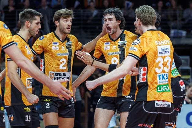 29 10 25, Berlin, Volleyball 1 Bundesliga, Men, Matchday 3, BR Volleys SV Warnemuende, Max Schmeling Halle The team is happy about the point scored BR Volleys SV Warnemuende