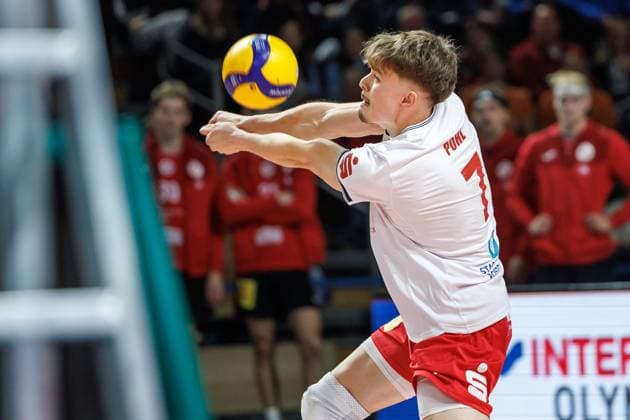 29 10 25, Berlin, Volleyball 1 Bundesliga, Men, Matchday 3, BR Volleys SV Warnemuende, Max Schmeling Halle Leon Pohl SV Warnemuende takes the ball BR Volleys SV Warnemuende