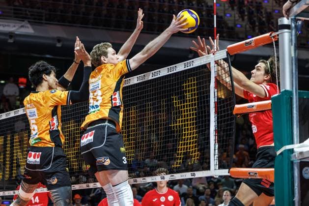 29 10 25, Berlin, Volleyball 1 Bundesliga, Men, Matchday 3, BR Volleys SV Warnemuende, Max Schmeling Halle Fedor Ivanov Berlin Volleys plays the ball over the net BR Volleys SV Warnemuende