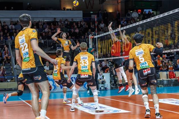 29 10 25, Berlin, Volleyball 1 Bundesliga, Men, Matchday 3, BR Volleys SV Warnemuende, Max Schmeling Halle Nolan Flexen Berlin Volleys plays the ball over the net BR Volleys SV Warnemuende